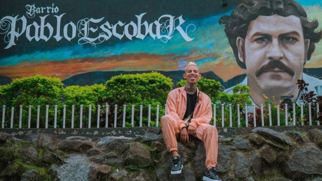 “Ni que fuera socio del cartel”: La Liendra responde a críticas por foto junto a mural de Pablo Escobar