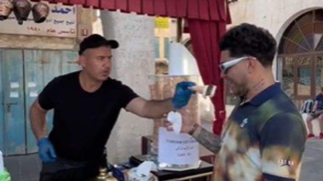 “Yo me desquité”: Ryan Castro no se dejó y le ‘gambeteó’ a vendedor de helados en Qatar