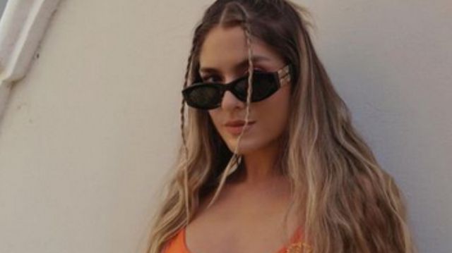 Comparan a Laura Tobón con una guitarra por fotos ‘como Dios la trajo al mundo’