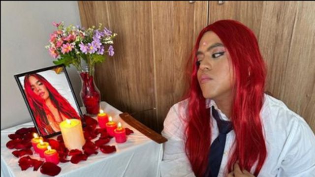Video: El Mindo sorprende con un altar para Karol G lleno de rosas y velas