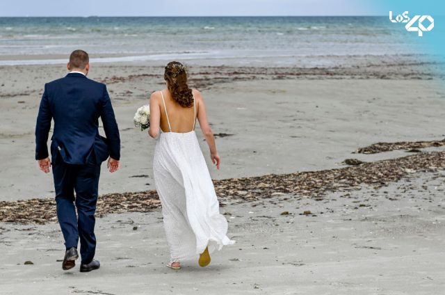 Mujer saltó al mar con su vestido de novia y por poco muere ahogada