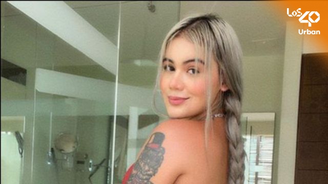 Cintia Cossio posó con sexy arnés de cuero y usuarios no la bajan de “diosa afrodita”