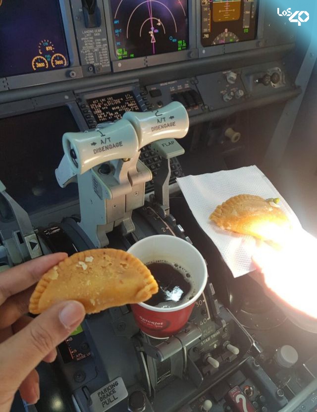 Dos pilotos se comieron una empanada en medio de un vuelo y los suspendieron