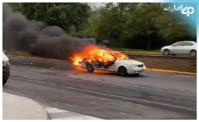 “Si Terminator tuviera un carro sería este”: Auto atravesó la calle prendido en llamas